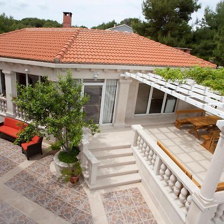 Apartments Barba Petra Dvori Sumartin Bagian luar foto