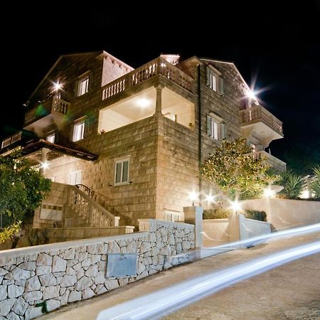 Apartments Barba Petra Dvori Sumartin Bagian luar foto
