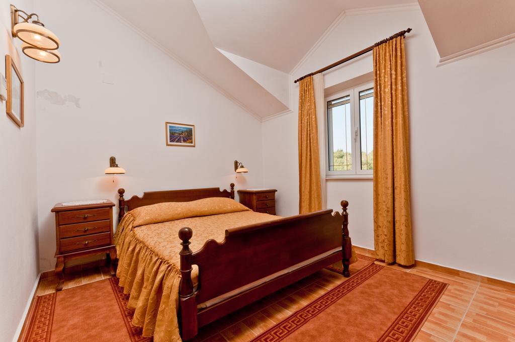Apartments Barba Petra Dvori Sumartin Bagian luar foto