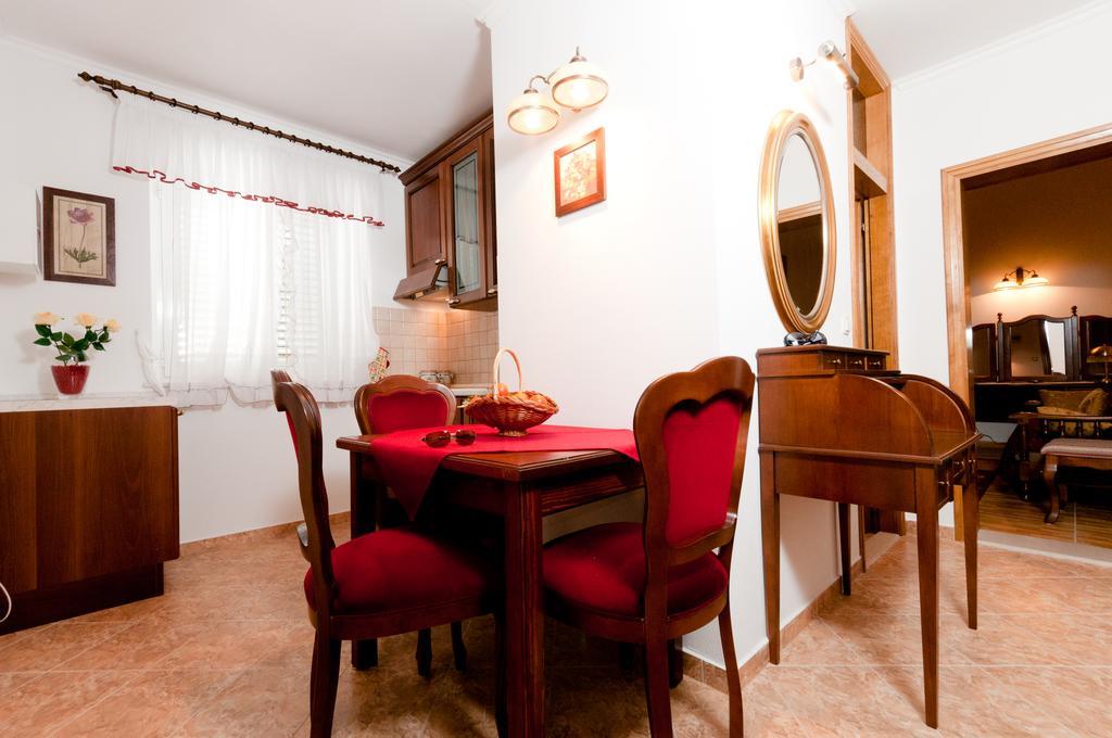 Apartments Barba Petra Dvori Sumartin Bagian luar foto