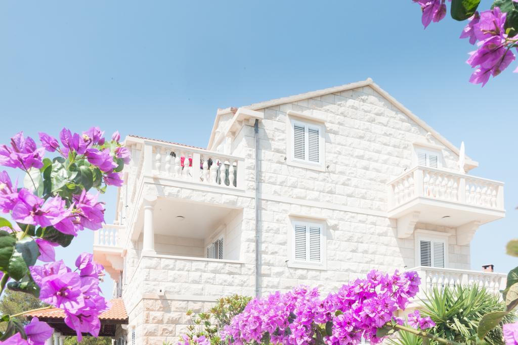 Apartments Barba Petra Dvori Sumartin Bagian luar foto