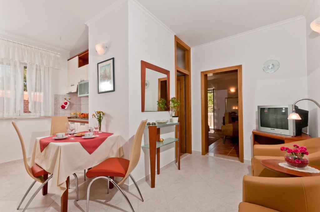 Apartments Barba Petra Dvori Sumartin Ruang foto