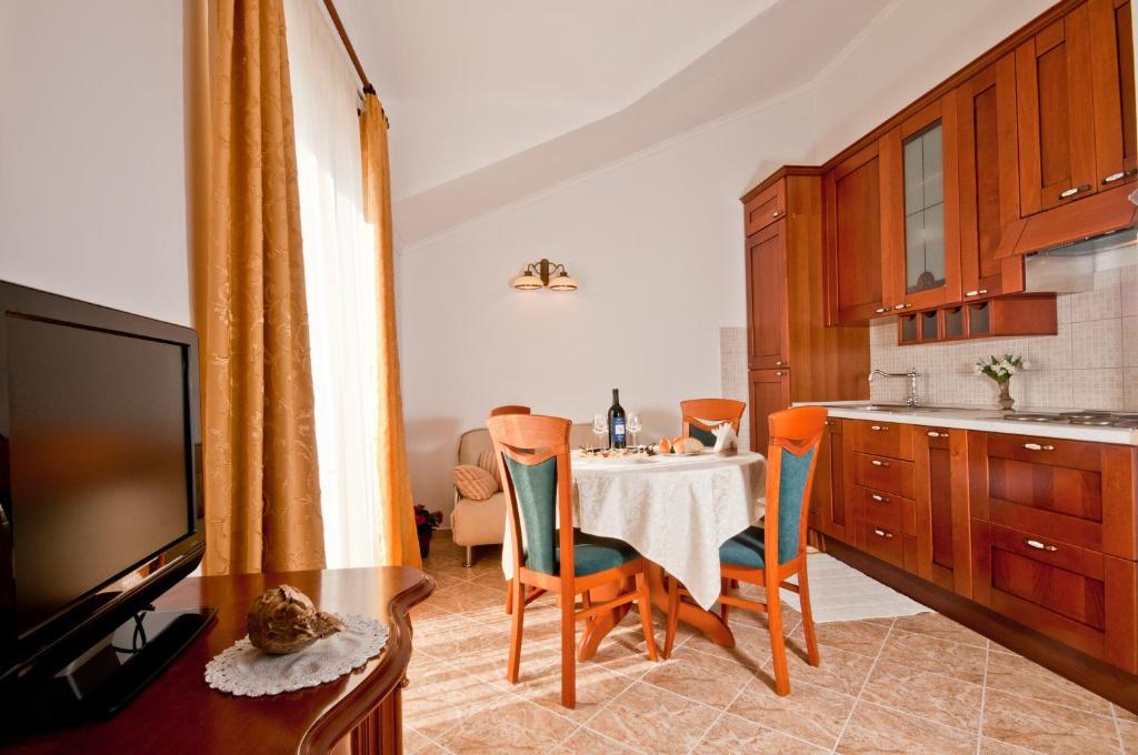 Apartments Barba Petra Dvori Sumartin Ruang foto