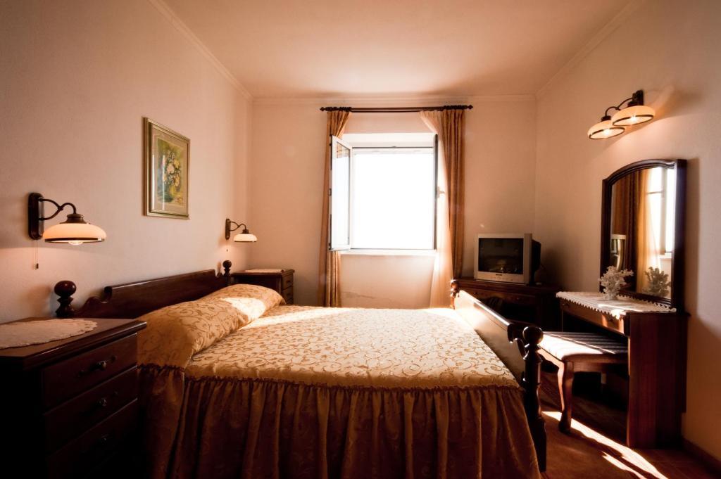 Apartments Barba Petra Dvori Sumartin Ruang foto