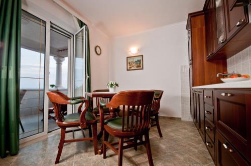 Apartments Barba Petra Dvori Sumartin Bagian luar foto